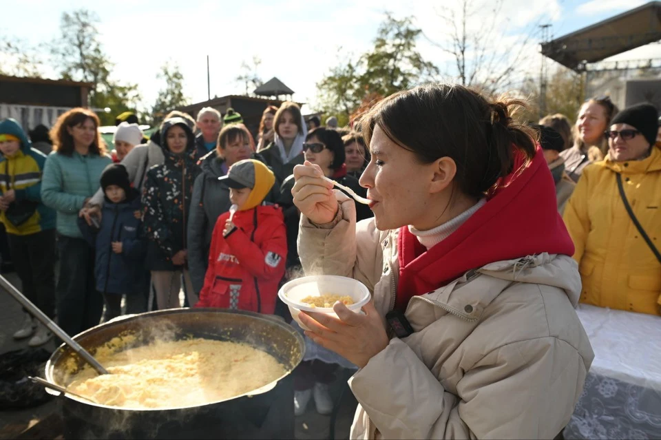 Волгоградцы пришли попробовать блюда русской кухни.