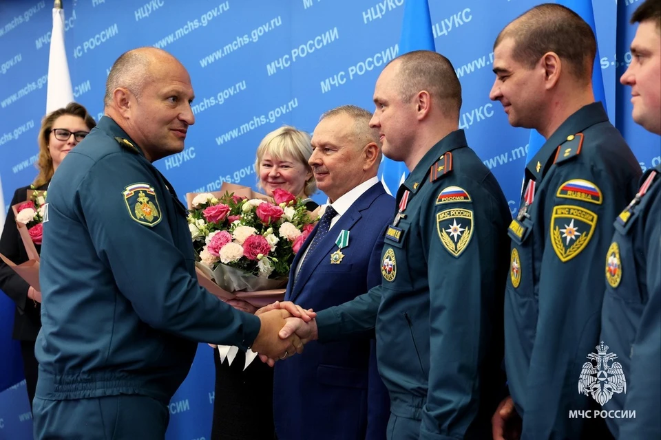 В День народного единства генерал - полковник Александр Куренков вручал государственные награды отличившимся. Фото: пресс-служба МЧС РФ