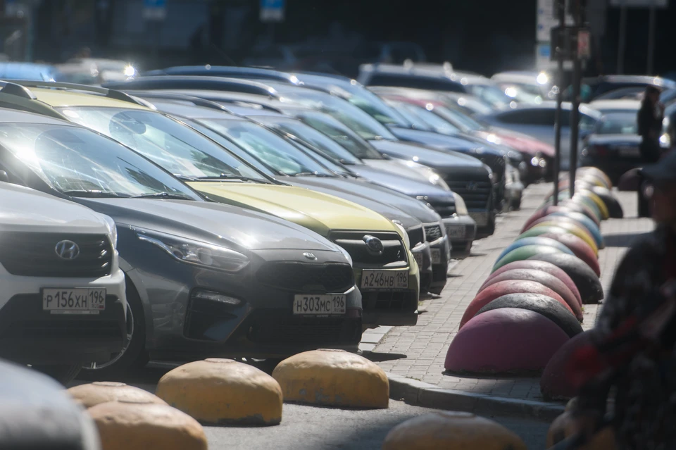 На торги выставлены четыре подержанных служебных автомобиля.