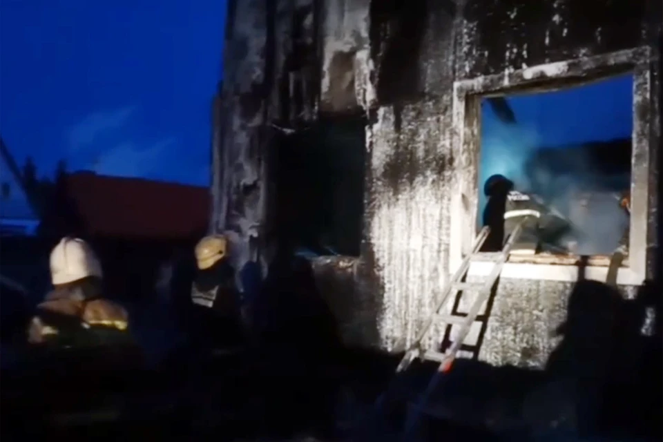 В тушении участвует порядка 40 человек личного состава, задействовано 11 единиц техники