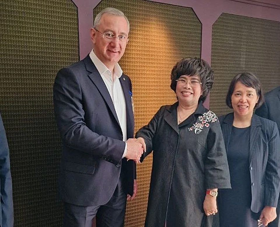 Калужский губернатор поздравил вьетнамскую предпринимательницу с орденом.