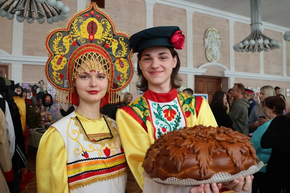 Мероприятие прошло в стенах Луганского академического русского драматического театра имени П. Луспекаева. Фото: ТГ-канал Романа Олексина