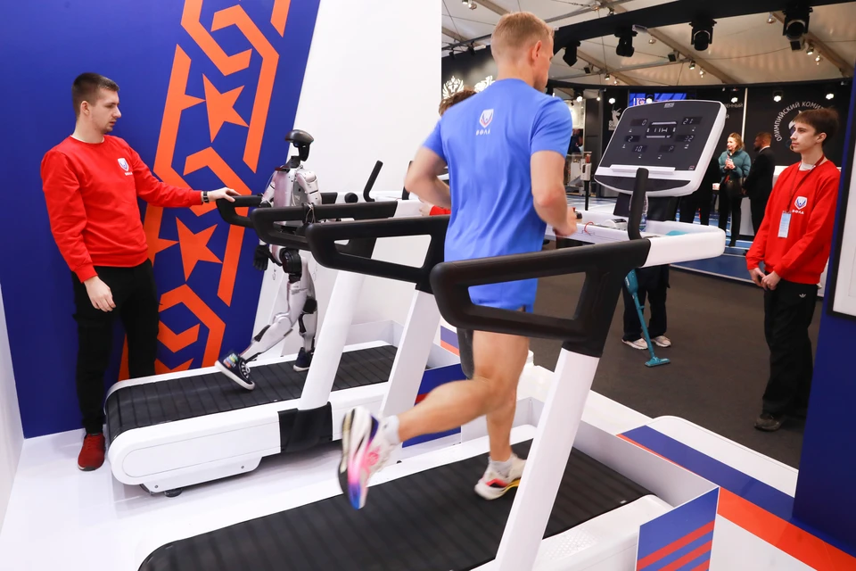 Робот будет держать темп на дорожке вместе с братьями-ультрамарафонцами Афанасьевыми / Фото: Сергей Коньков / официальный фотобанк форума "Россия - спортивная держава"