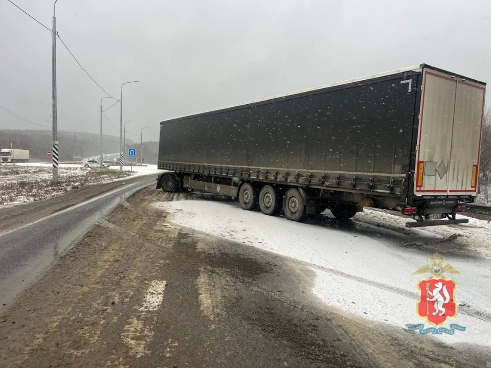 Фура SITRAK из-за потери управления врезалась в отбойник. Фото: Госавтоинспекция Свердловской области