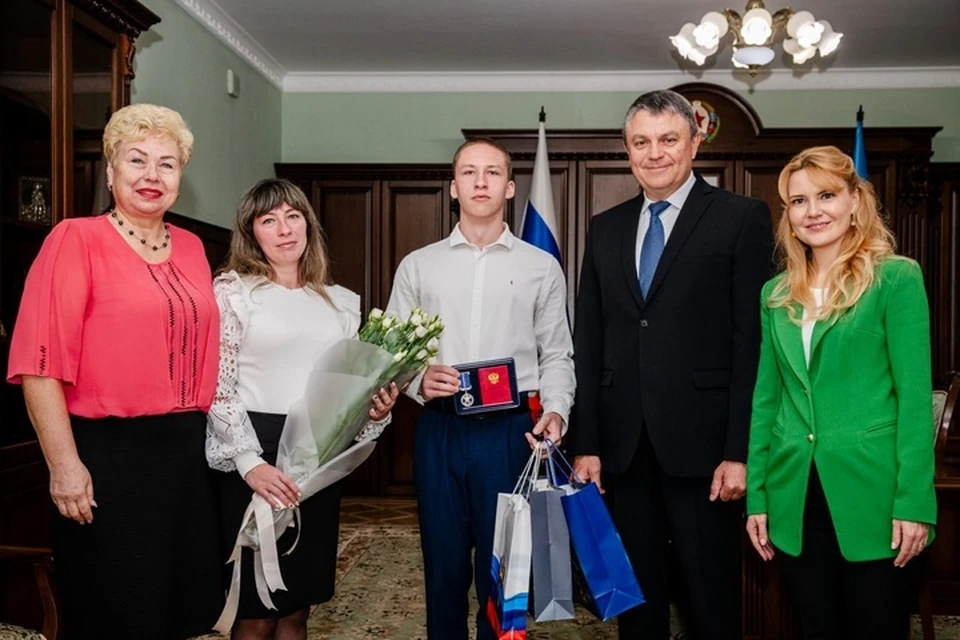 Сенаторы и глава ЛНР вручили медаль 17-летнему отважному жителю республики. ФОТО: АГ ЛНР