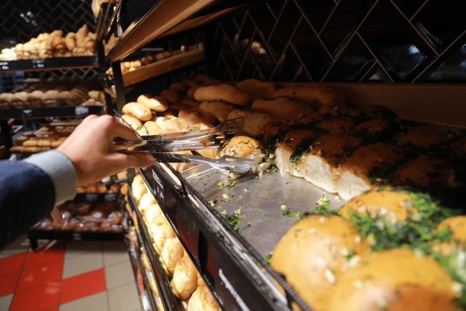 На открытых витринах выпечка может собирать пыль и пыльцу