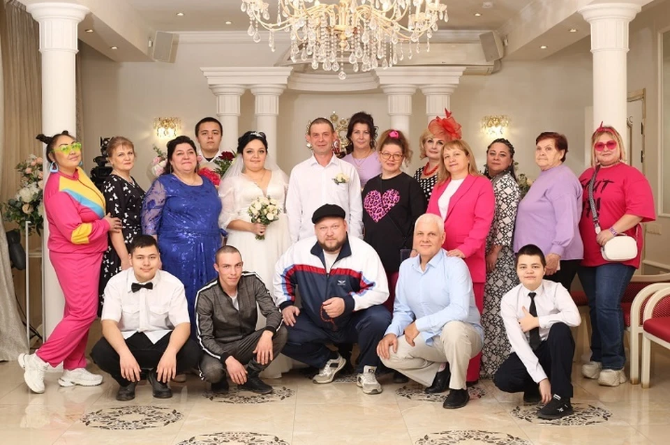 Друзья поддержали инициативу молодоженов. Фото: Управление ЗАГС Свердловской области