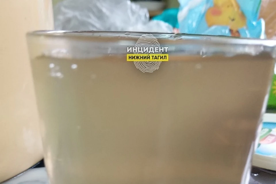 Вода приобрела неестественный оттенок. Фото: телеграм-канал «Инцидент Нижний Тагил»
