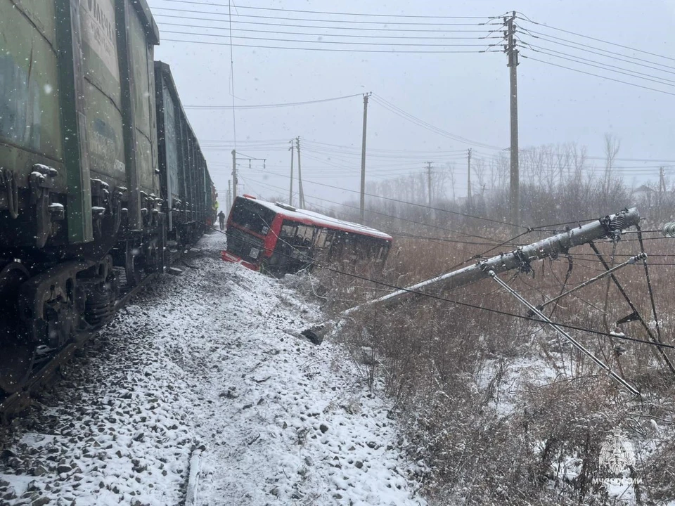 При столкновении автобуса и поезда в Хабаровске пострадали четыре человека. Фото: ГУ МЧС России по Хабаровскому краю