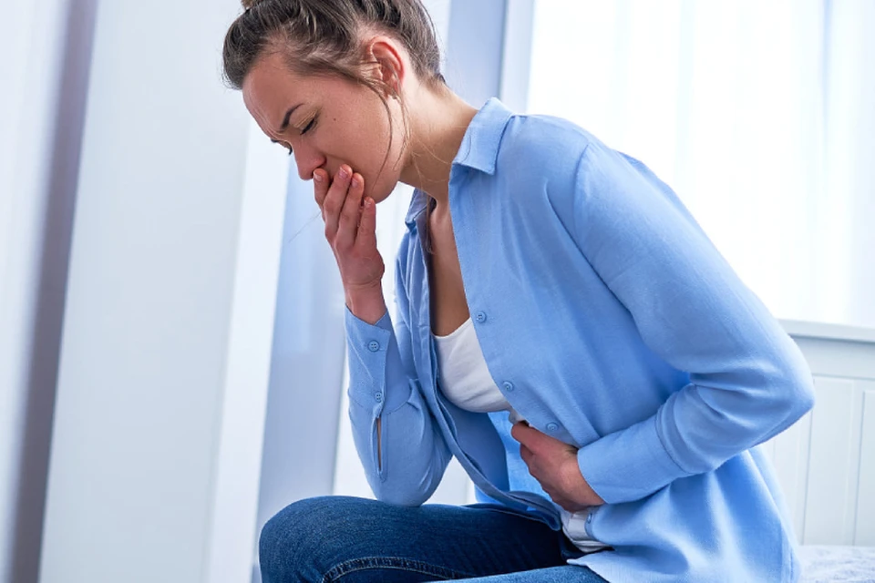 Причиной горечи также может быть переедание, особенно вечером. Фото: Shutterstock, goffkein.pro