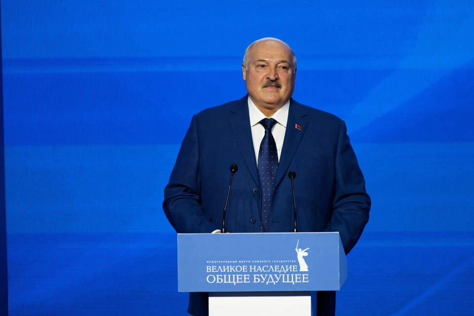 Лукашенко призвал белорусов дать экономику и пообещал решить военные вопросы
