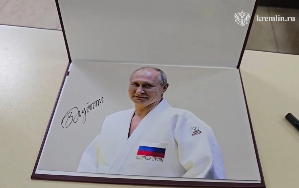 Путин побывал осмотрел ледовую арену и спортзал. Фото: скриншот из канала Кремля