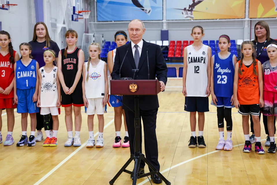 Самара. Президент России Владимир Путин во время осмотра физкультурно-оздоровительного комплекса "Орбита". Фото: Вячеслав Прокофьев/пресс-служба президента РФ/ТАСС