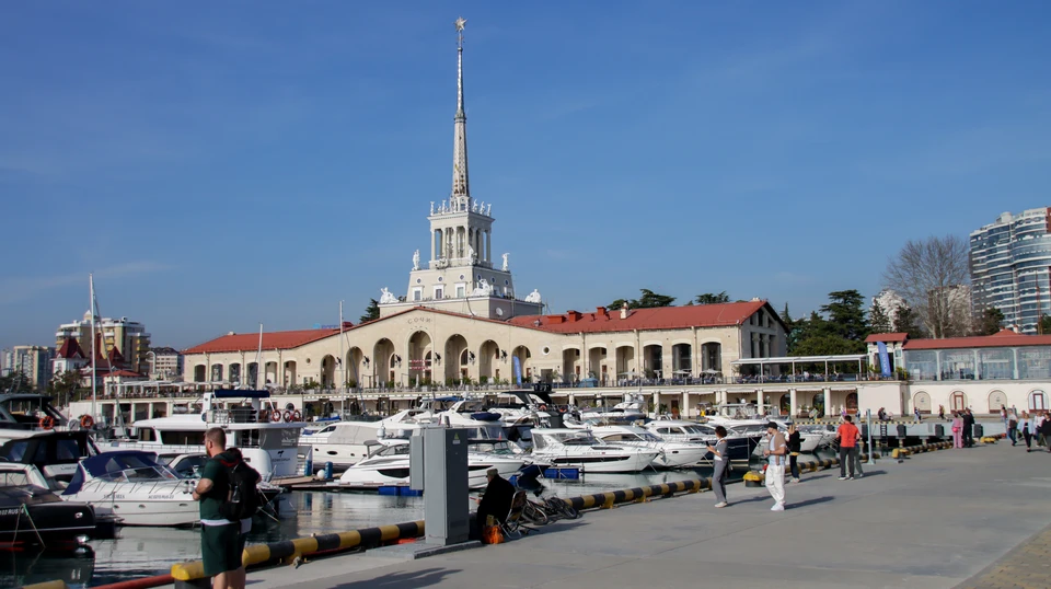 Парому не дают зайти в марину.