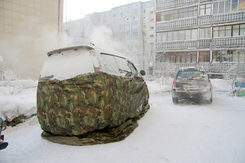 В Новосибирске могут штрафовать за прогрев авто во дворе.