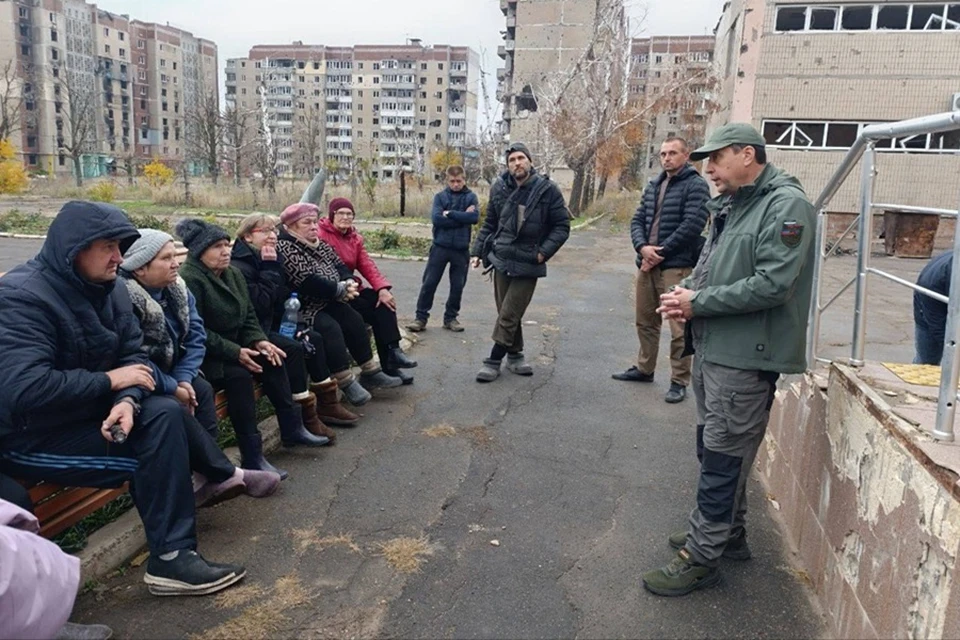 Глава Волновахи провел встречу с жителями Угледара. Фото: ТГ/Зинченко