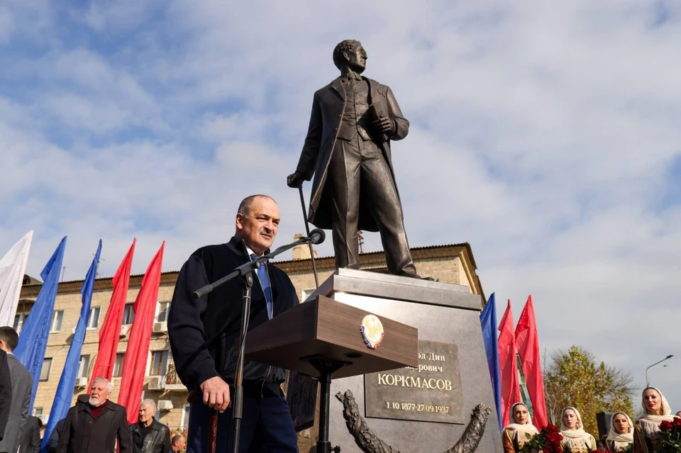Глава Дагестана открыл памятник Джелал-эд-Дину Коркмасову. Фото: администрация главы РД