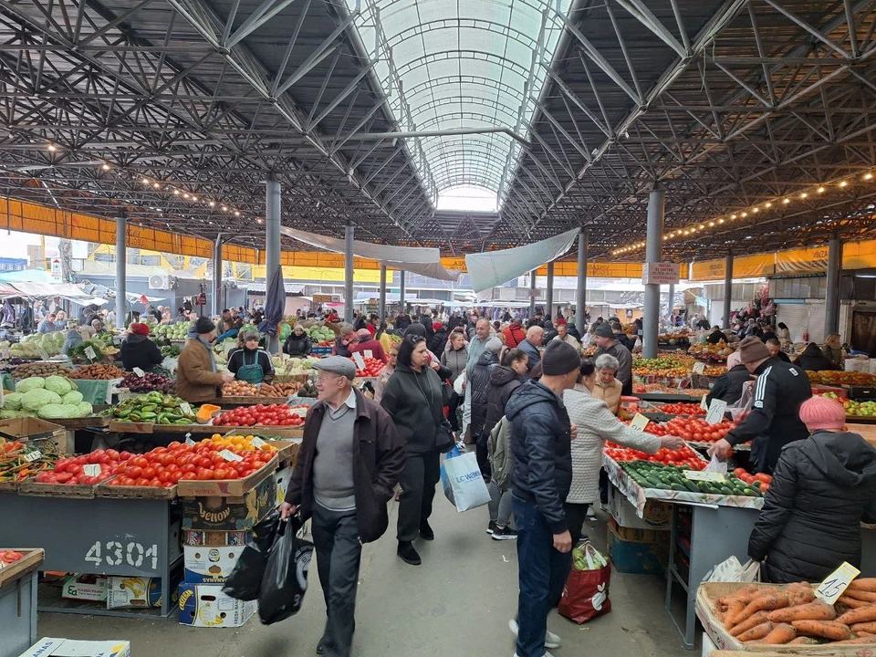 На Центральном рынке полно народу.