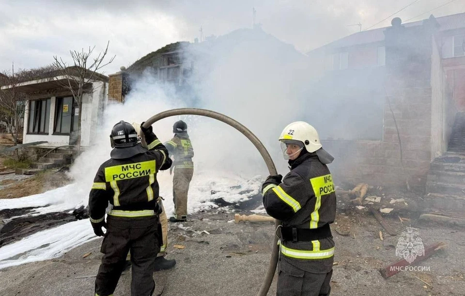 Видео с места крушения вертолета на жилой дом в Дагестане показало МЧС Фото: МЧС РФ