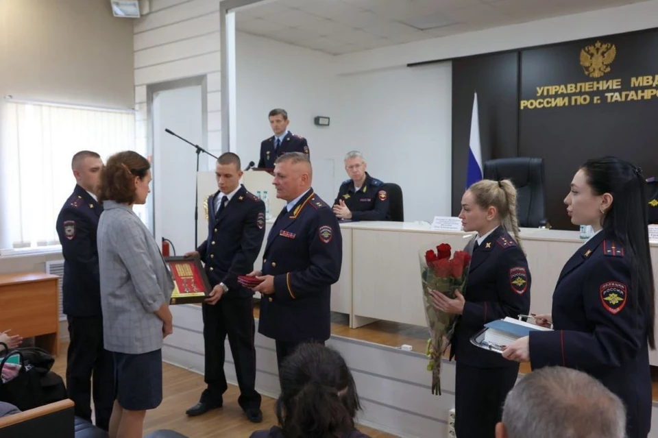 В Таганроге вдове погибшего полицейского вручили государственную награду. ФОТО: Telegram-канал МВД.