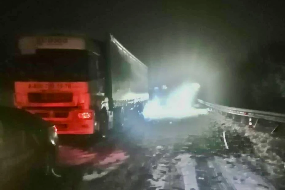 «ВАЗ» столкнулся с фурой. Фото: ГУ МВД по НСО