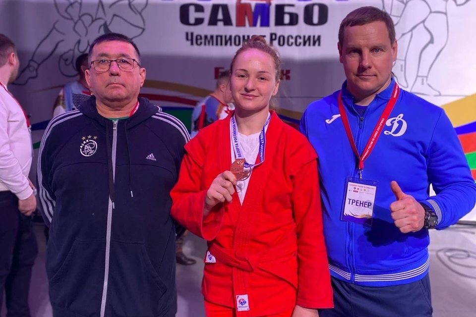 Таисия Киреева со своими спортивными наставниками. Фото: МБУ ДО СШОР «Динамо»