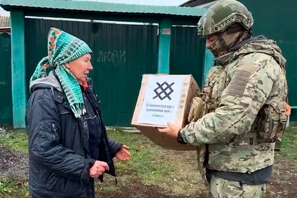 Бойцы группировки "Север" доставляют в отдаленные приграничные села основные продукты питания и гигиенические наборы