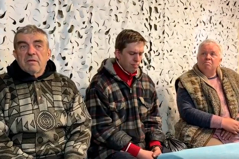 Разведчики 5-й отдельной гвардейской мотострелковой бригады имени А.В. Захарченко 51-й гвардейской общевойсковой армии группировки войск «Центр» вывели семью мирных жителей из Красноармейска.