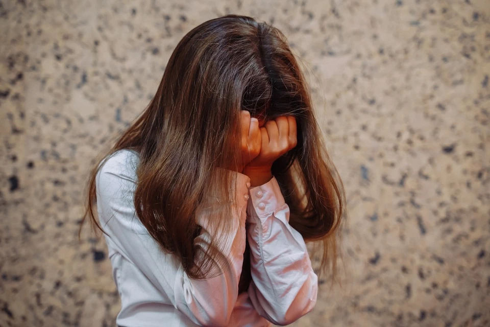 Малышка живет в антисанитарных условиях с пьющими родителями.