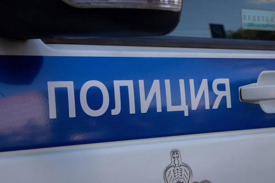 Девушка упала с высоты.