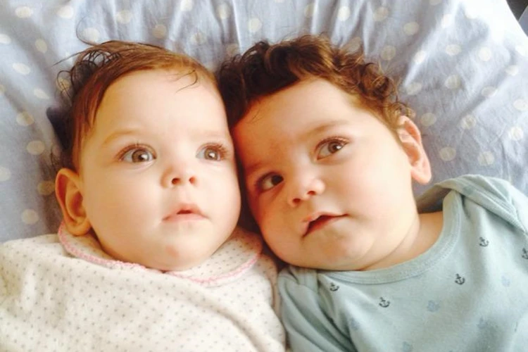 «Не будьте наивными, они не выживут»: Как родители тринадцати детей заботятся о «королевской двойне» с ДЦП