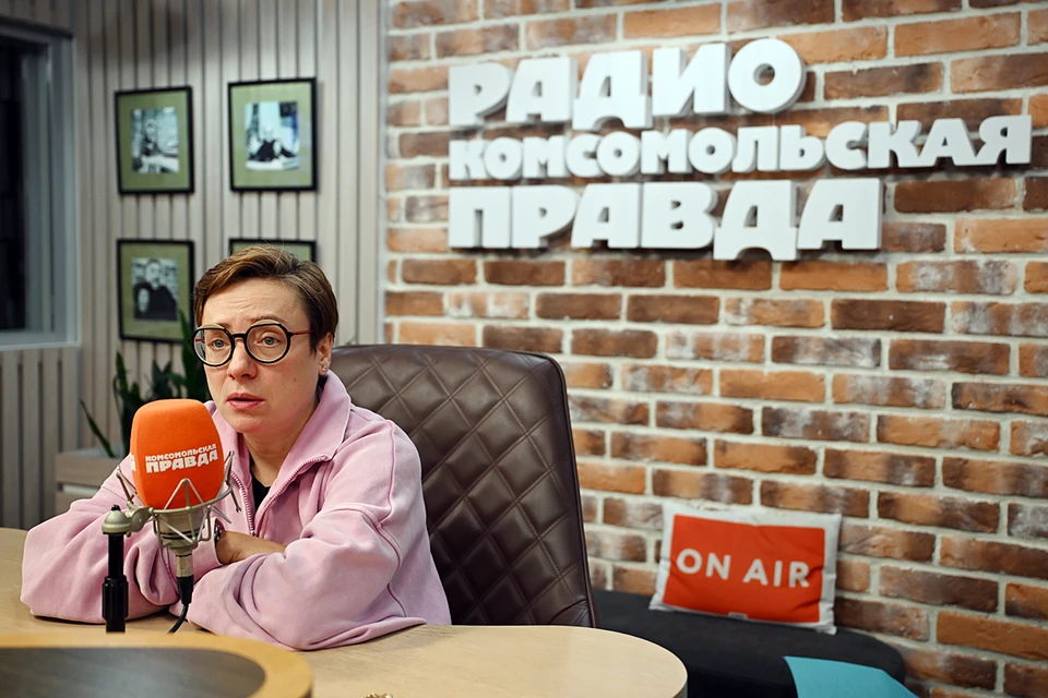 Журналист Тутта Ларсен на радиостанции "Комсомольская правда"
