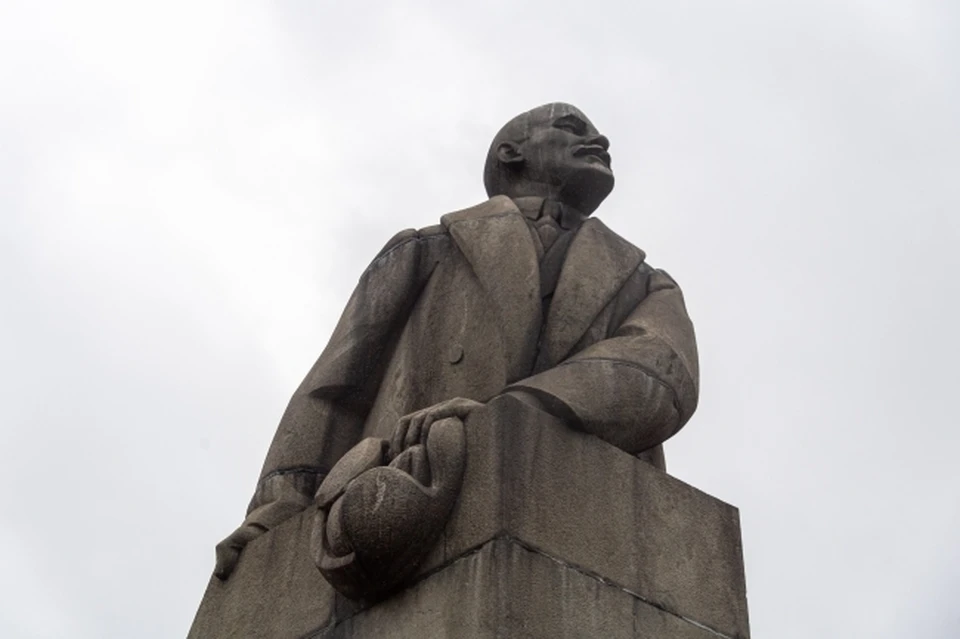 Прокуратура взяла на контроль дело о вандализме у памятника Ленину в Приморье