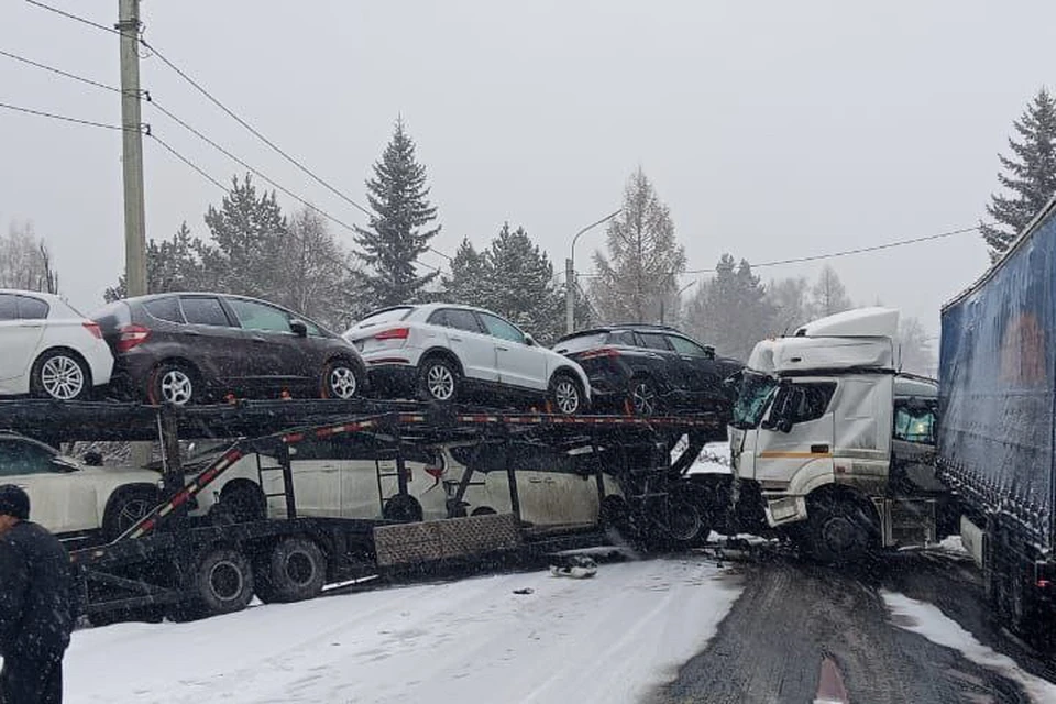 В Шелеховском районе ограничили движение транспорта из-за ДТП с фурами
