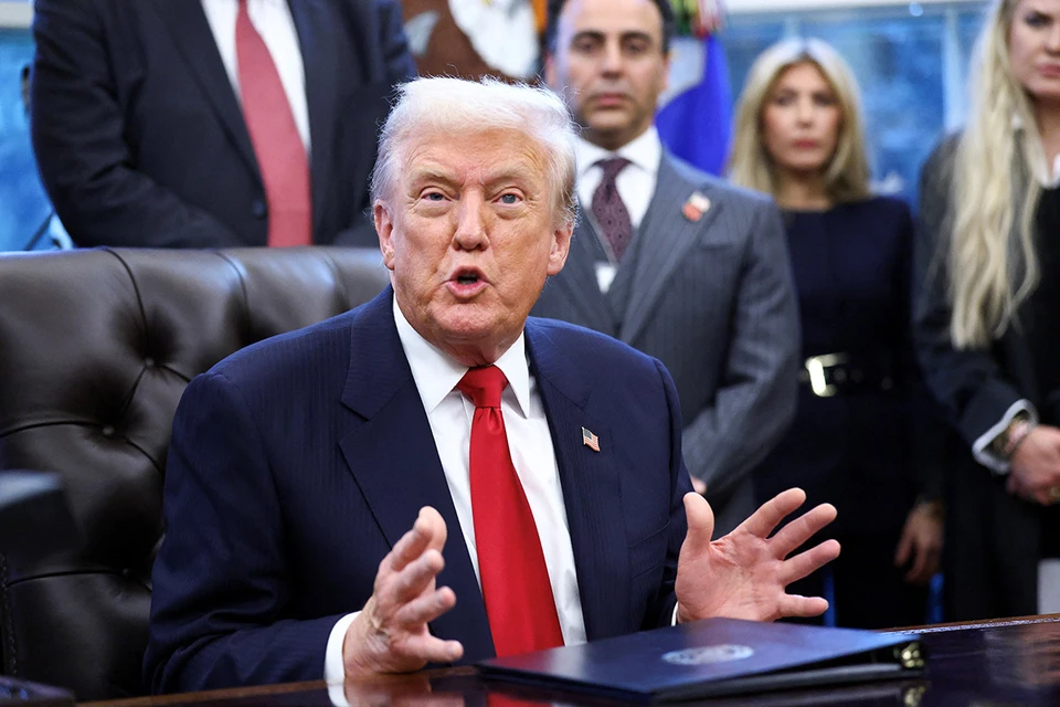 Дональд Трамп, сидя перед журналистами в Белом доме, заявил: США больше не тратят денег на Украину.