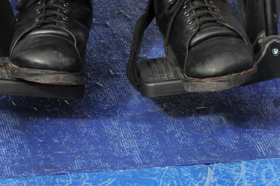 Объезжая на ночной трассе человека на инвалидной коляске, женщина за рулем попала в аварию.