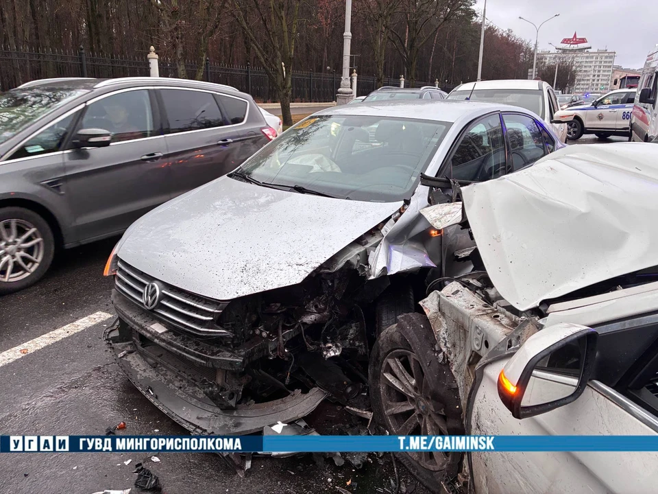 Сразу девять авто попали в аварию на проспекте Независимости в Минске из-за белой BMW. Фото: УГАИ ГУВД Мингорисполкома