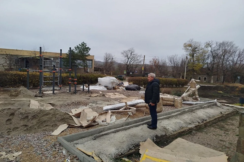 В селе Стыла проводятся работы по установке детской игровой площадки. Фото: t.me/starobeshevskiy