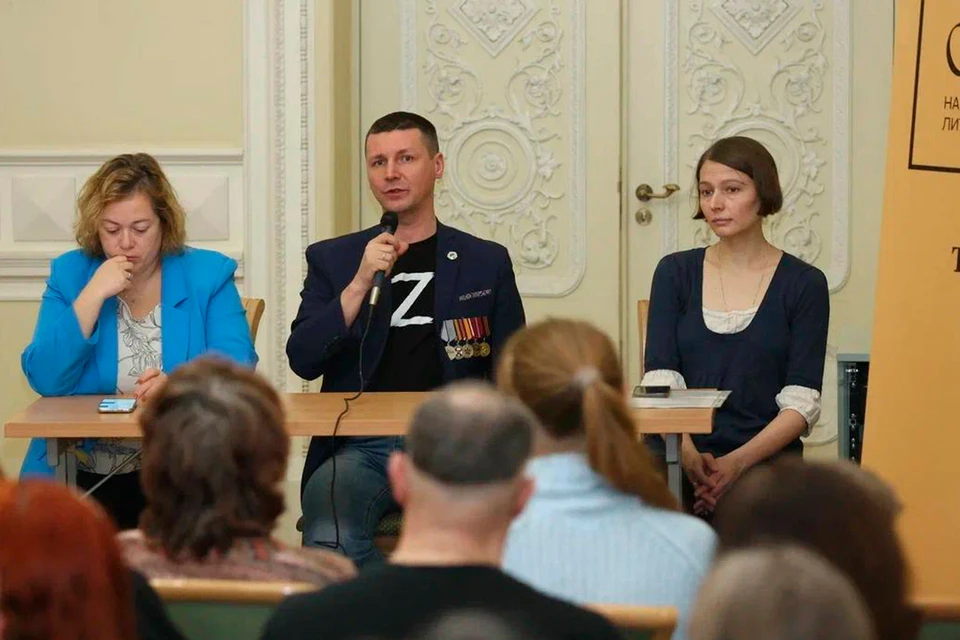 Вырвавшись с фронта в отпуск, Дмитрий Филиппов встречается со своими читателями. И - снова на фронт. Фото: vk.com/premiyaslovo