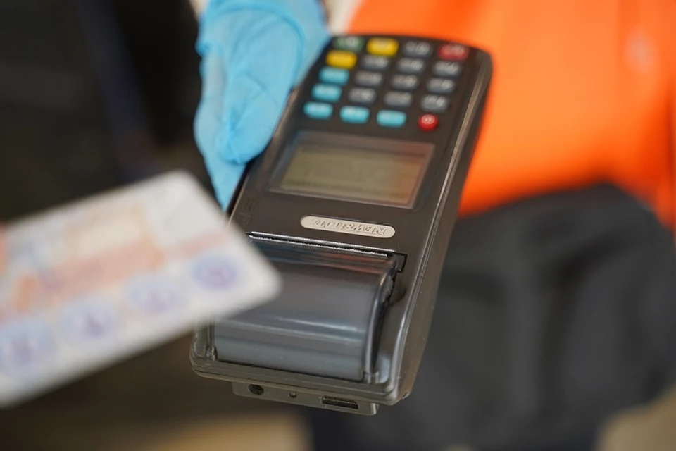 Социальные проездные билеты предоставляют льготным категориям граждан право на неограниченное количество поездок в общественном транспорте.