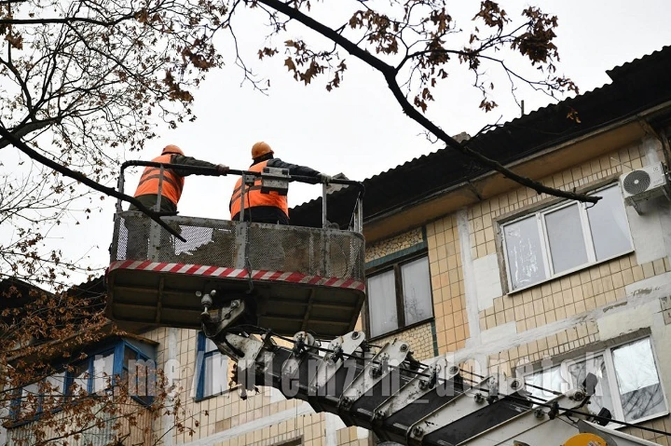 В Донецке восстанавливают кровлю дома, пострадавшего от обстрела ВСУ. Фото: ТГ/Кулемзин