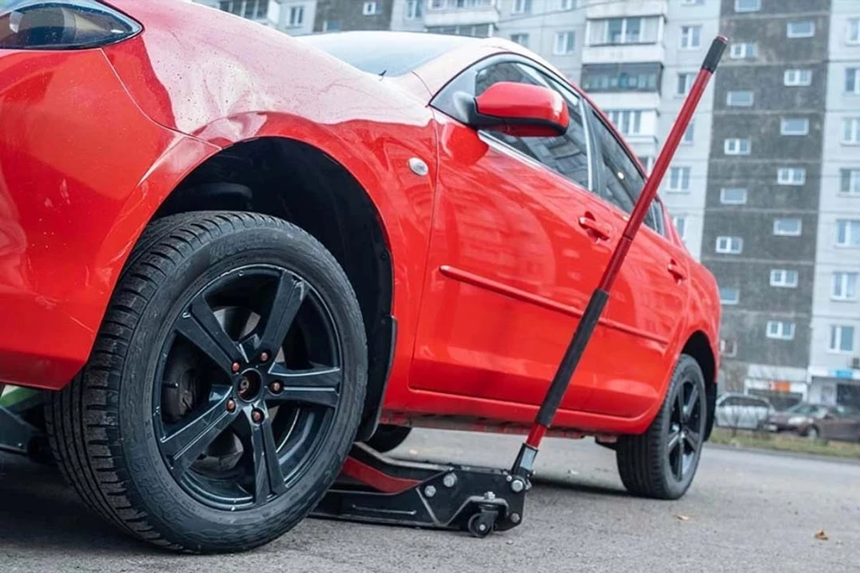 Резина на нелегальных свалках десятилетиями отравляет почву и воду.