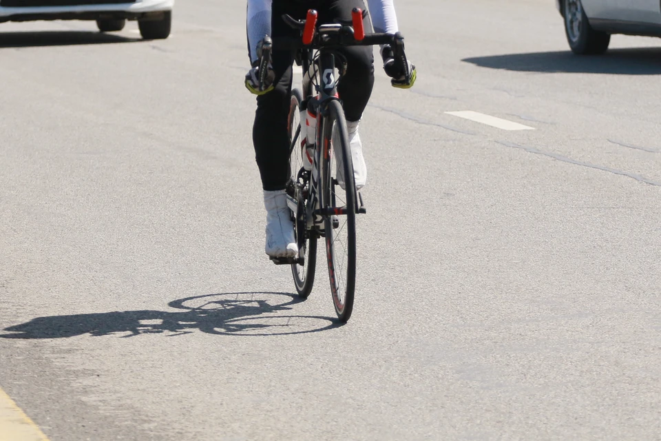 Велосипед мужчина в итоге бросил