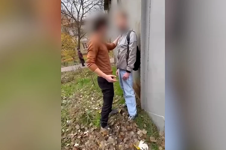 «Вставай на колени и извиняйся»: Подростки устроили самосуд над "провинившимся" школьником