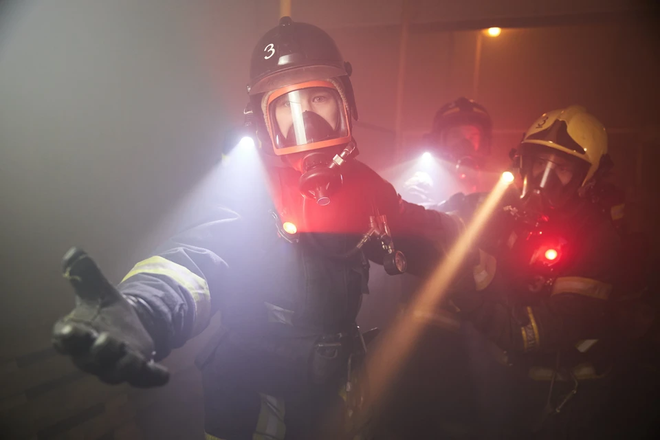 Огнеборцы спасли 10 человек из горящего дома на севере Москвы