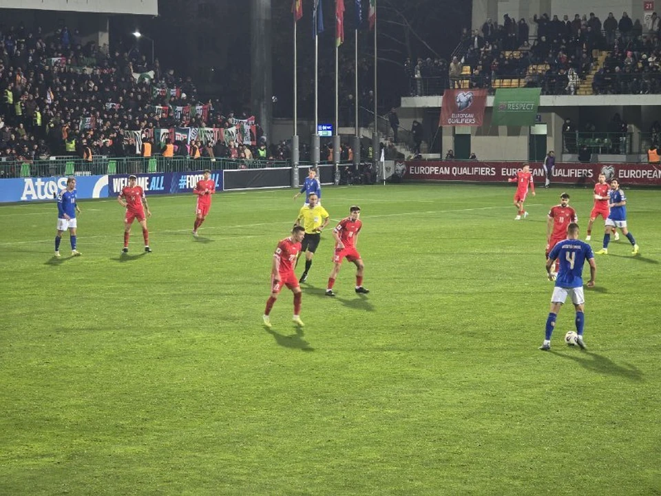 Игроки сборной Молдовы (в красной форме) достойно выглядели против четырехкратных чемпионов мира.