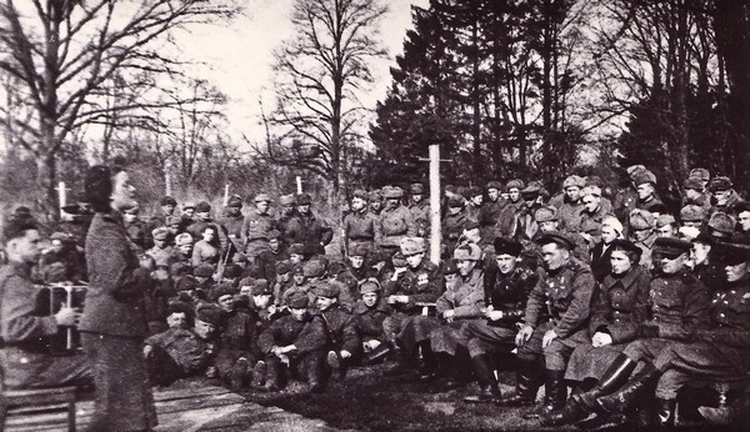 Днем помогала раненым, а по вечерам пела для них: Ирина Яворская из Воронежа в 15 лет стала санинструктором и прошла всю Великую Отечественную