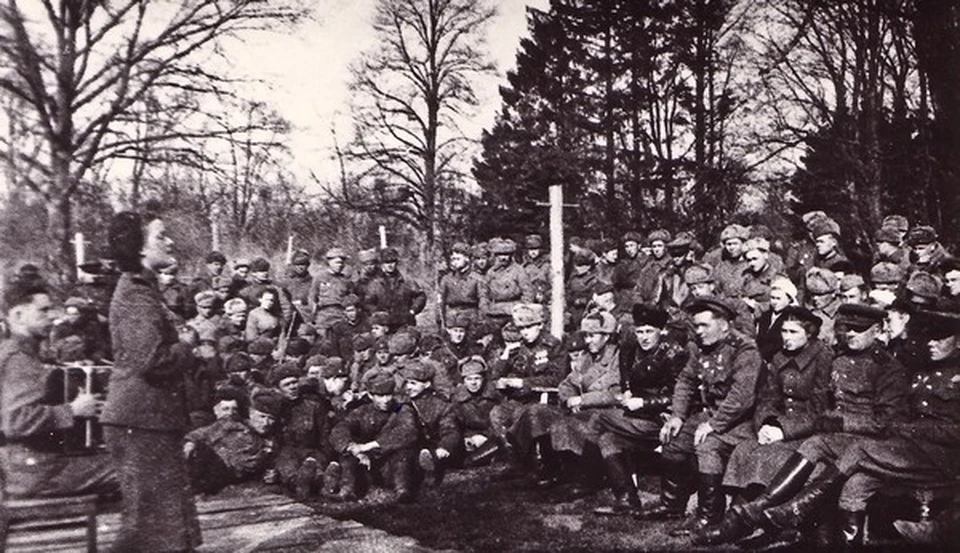 Осень 1944 г. 118-го Гвардейский стрелковый полк. Играет Саша Кузнецов, поет Ирина Яворская. Фото Филиала "Курского областного краеведческого музея" - Военно-исторический музей "Юные защитники Родины"
