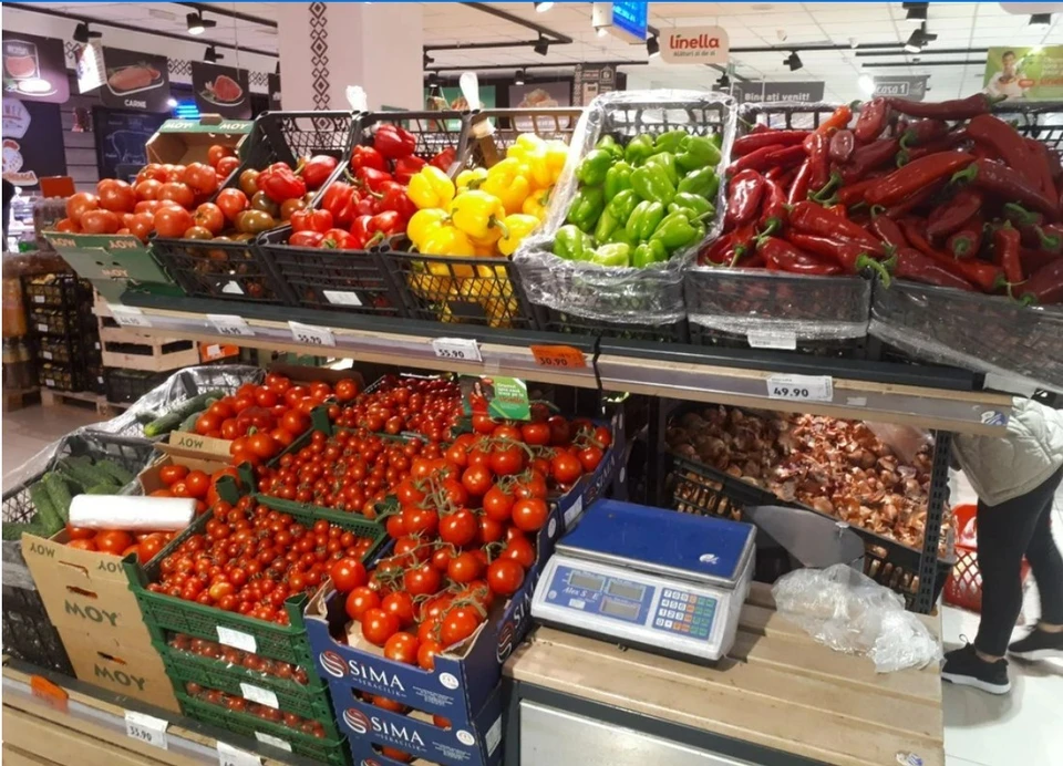 В наших супермаркетаъ уже сегодня овощи чаще заморские, чем родные, отечественные.