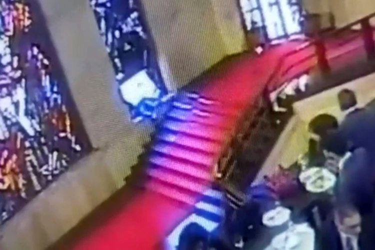 Политик случайно выбил головой исторический витраж и попал на видео